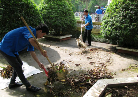 Đoàn viên, thanh niên tình nguyện dọn vệ sinh trong khuôn viên và trên các phần mộ của các liệt sỹ tại Nghĩa trang Liệt sỹ thành phố.