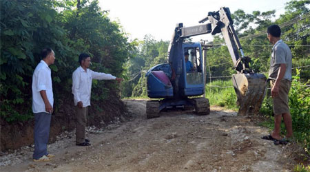 Người dân thôn 5, xã Lâm Giang thuê máy san nền, tạo mặt bằng để chuẩn bị bê tông hóa đường giao thông.
