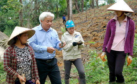 Lãnh đạo xã Việt Hồng trao đổi với người dân về thực hiện mục tiêu trồng rừng. Ảnh MQ