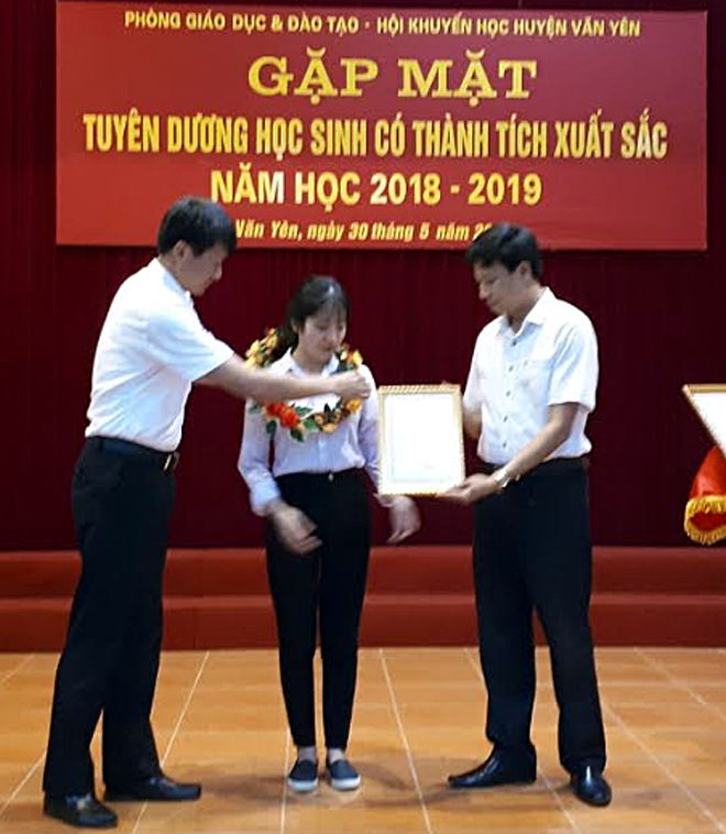 Nguyễn Thị Phương Hoa nhận phần thưởng từ các đồng chí lãnh đạo huyện Văn Yên.
