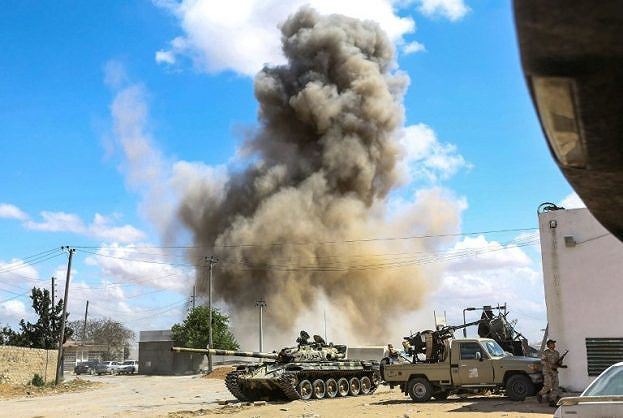 Khói bụi bốc cao sau một vụ không kích vào ngoại ô Tripoli đầu tháng 6/2019.