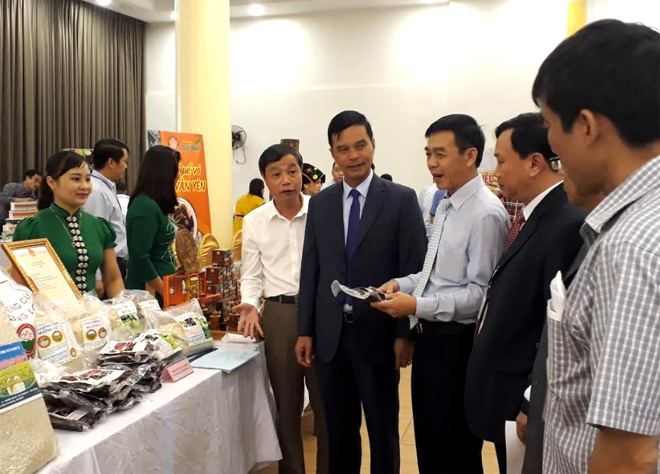 Đồng chí Dương Văn Tiến - Phó Chủ tịch UBND tỉnh tham quan gian hàng trưng bày, giới thiệu sản phẩm của Hội Sản xuất và Kinh doanh gạo Mường Lò tại Hội nghị kết nối cung cầu Yên Bái năm 2018 tại thị xã Nghĩa Lộ.