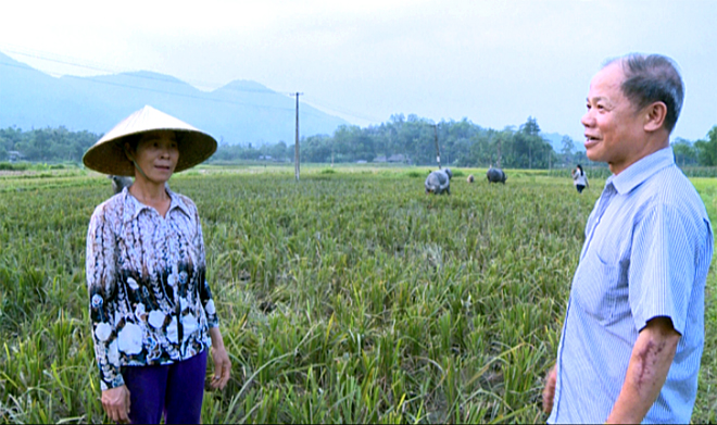 Ông Dương Văn Giờ thường xuyên gặp gỡ bà con trong thôn để bàn cách phát triển kinh tế.