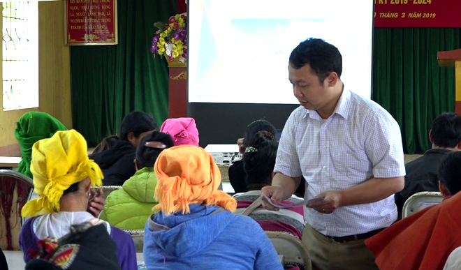 Đơn vị giới thiệu xúc tiến việc làm phát tờ rơi, hướng dẫn thủ tục XKLĐ tại xã Nghĩa Sơn, huyện Văn Chấn.