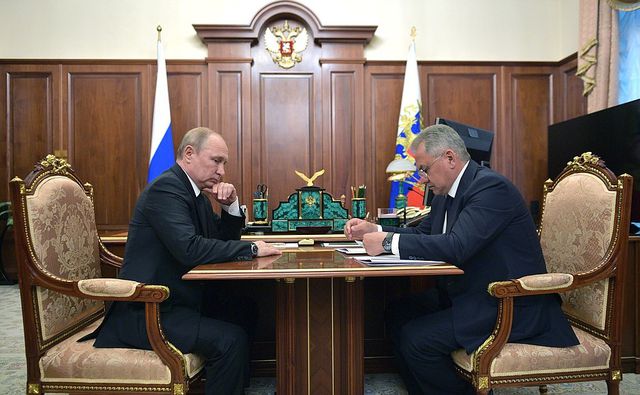 Tổng thống Putin họp với Bộ trưởng Quốc phòng Nga về vụ cháy tàu ngầm
