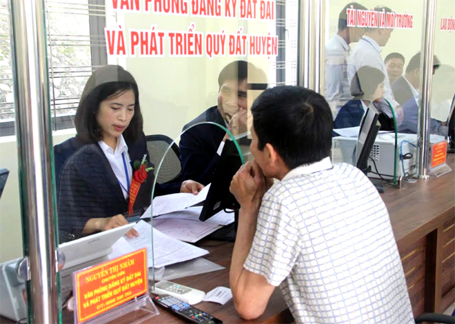 Cán bộ Bộ phận Phục vụ hành chính công huyện Yên Bình giải quyết công việc cho người dân.