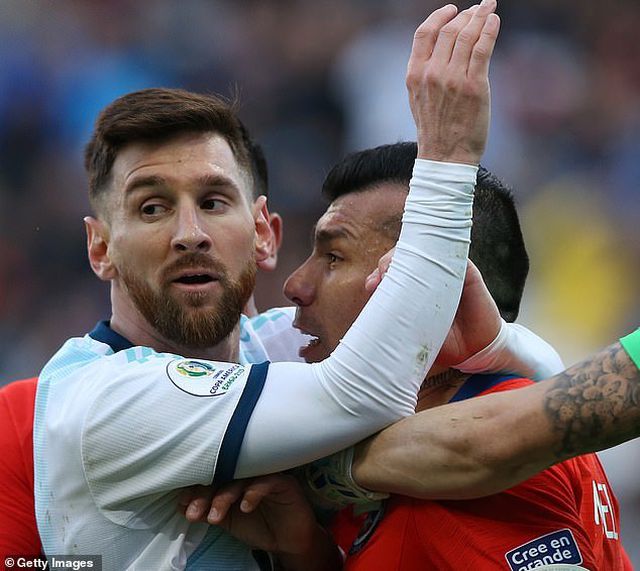 Messi nhận thẻ đỏ ở trận gặp Chile sau pha va chạm với Medel