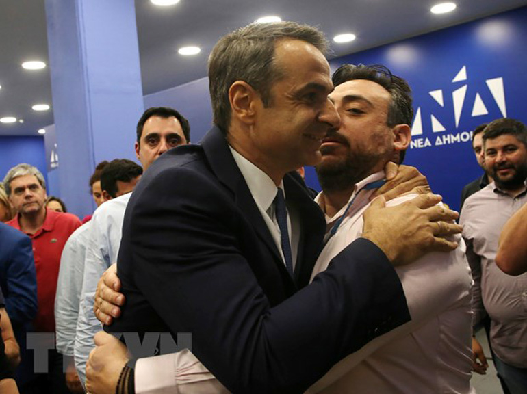 Lãnh đạo đảng ND Kyriakos Mitsotakis (trái, phía trước) bên những người ủng hộ tại Athens, Hy Lạp, ngày 26/5/2019.
