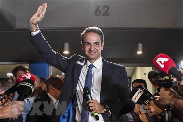 Lãnh đạo đảng Dân Chủ mới của Hy Lạp Kyriakos Mitsotakis bên những người ủng hộ tại Athens sau khi kết quả tổng tuyển cử được công bố ngày 7/7/2019.
