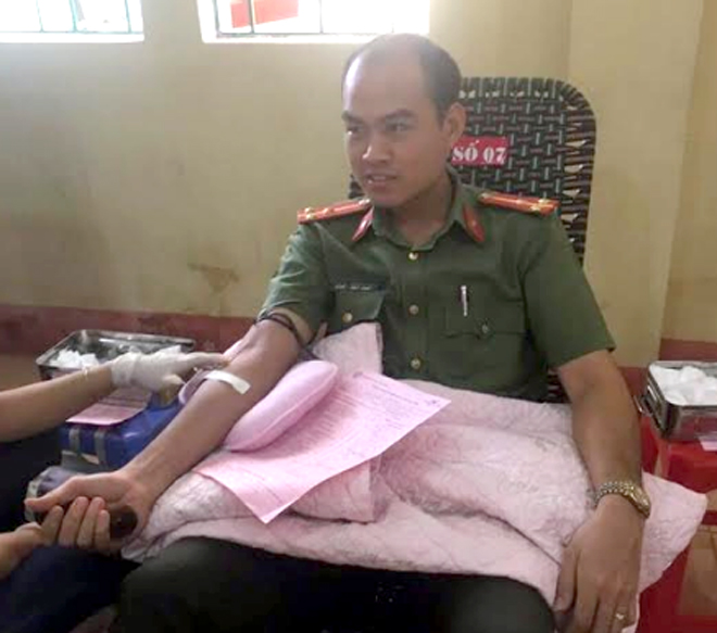 Thượng úy Bùi Hồng Hải - Bí thư Đoàn Công an huyện Trấn Yên trong một lần tham gia hiến máu tình nguyện.