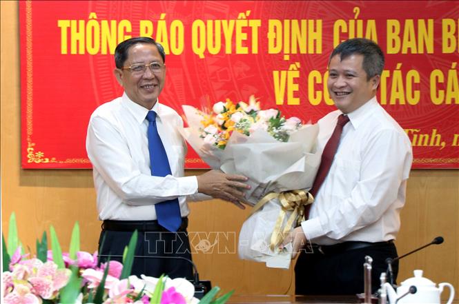 Đồng chí Nguyễn Thanh Sơn, Phó Chủ nhiệm Ủy Ban Kiểm tra Trung ương tặng hoa cho đồng chí Trần Tiến Hưng.
