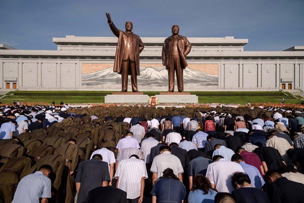 Người dân Triều Tiên viếng tượng đài hai nhà lãnh đạo Kim Nhật Thành và Kim Jong-il ở Bình Nhưỡng.