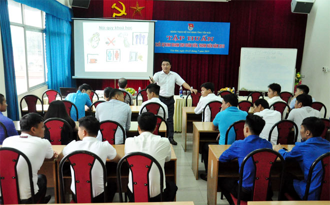 Thạc sỹ Nguyễn Thành Đồng - Phó Hiệu trưởng Trường Cao đẳng Nghề Công Thương Trung ương truyền đạt các nội dung tại lớp tập huấn.