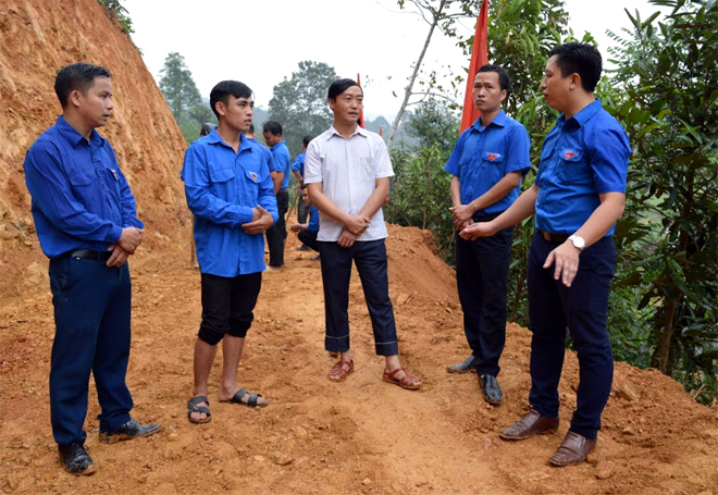 Đoàn viên Đoàn Văn Hòa (thứ 2, bên trái) trao đổi với cán bộ Huyện đoàn và lãnh đạo xã Hoàng Thắng trong ngày hiến đất mở đường.
