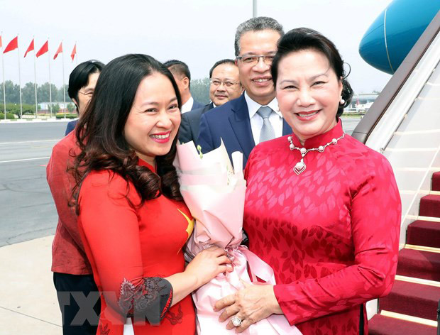 Các cán bộ, nhân viên Đại sứ quán Việt Nam và cộng đồng người Việt Nam tại Trung Quốc đón Chủ tịch Quốc hội Nguyễn Thị Kim Ngân tại sân bay quốc tế Bắc Kinh.