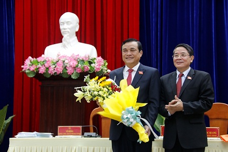 Ông Phan Việt Cường, Bí thư Tỉnh ủy (bên trái) Quảng Nam được bầu kiêm nhiệm chức vụ Chủ tịch HĐND tỉnh, nhiệm kỳ 2016-2021
