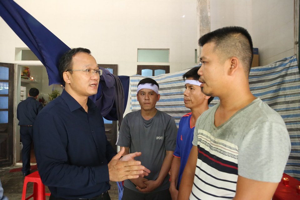 Ông Khuất Việt Hùng thăm hỏi, động viên gia đình các nạn nhân.