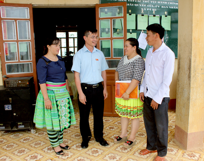 Lãnh đạo huyện Trạm Tấu trao đổi với đại biểu HĐND xã Pá Hu về tình hình phát triển kinh tế xã hội tại địa phương