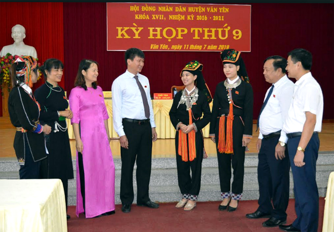 Đại biểu HĐND huyện Văn Yên trao đổi các nội dung bên lề kỳ họp.