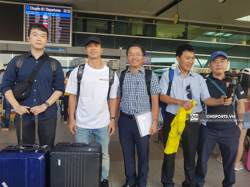 Sáng nay (12/7), Công Phượng có mặt tại sân bay Tân Sơn Nhất làm thủ tục bay sang Bỉ.