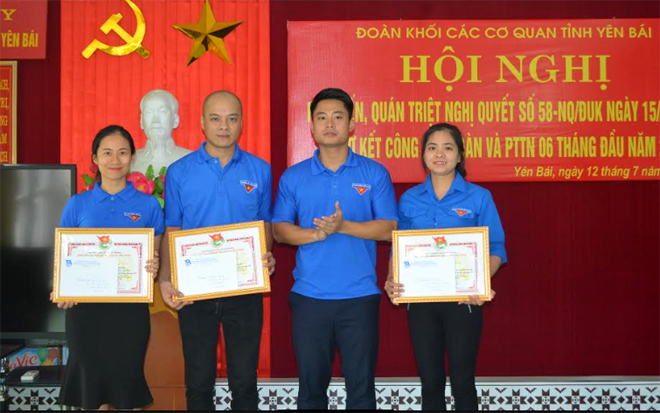 Đoàn Khối các cơ quan tỉnh khen thưởng các cá nhân có thành tích xuất sắc trong công tác Đoàn và phong trào thanh niên 6 tháng đầu năm.