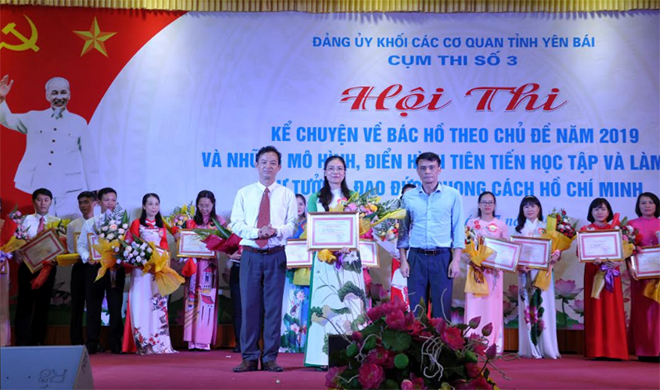 Ban tổ chức trao giải Nhất cho thí sinh Đặng Thị Loan – Đảng bộ Trường Cao đẳng Văn hóa – Nghệ thuật và Du lịch tỉnh.