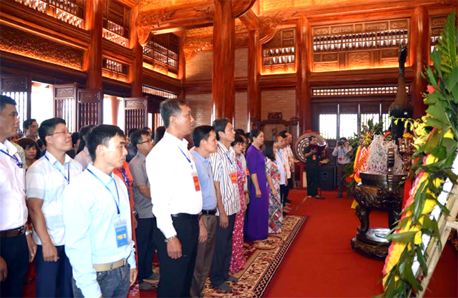 Lãnh đạo các báo Đảng khu vực trung du và miền núi phía Bắc, báo Trung ương đặt vòng hoa, dâng hương tưởng niệm các anh hùng liệt sỹ TNXP tại Khu Di tích lịch sử quốc gia Đại đội 915, Đội 91 Bắc Thái, phường Gia Sàng, thành phố Thái Nguyên.