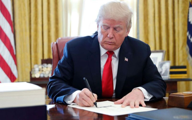 Tổng thống Trump ký thông qua sắc lệnh.