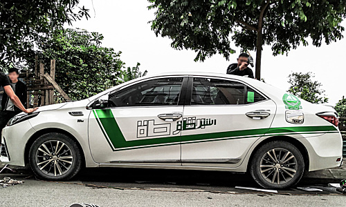 Một mẫu sedan dán decal phong cách cảnh sát Dubai tại Hà Nội.
