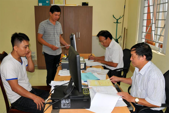 Cán bộ Chi cục Thuế huyện Yên Bình hướng dẫn các thủ tục hành chính cho người nộp thuế.