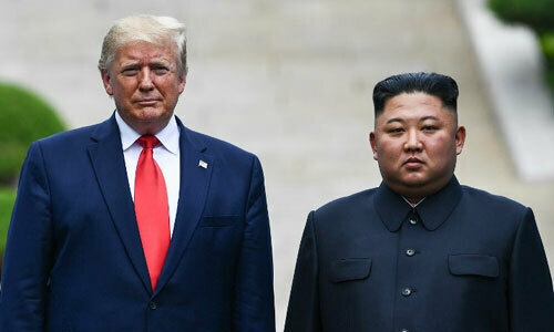 Trump (trái) và Kim Jong-un tại biên giới Hàn - Triều ngày 30/6.