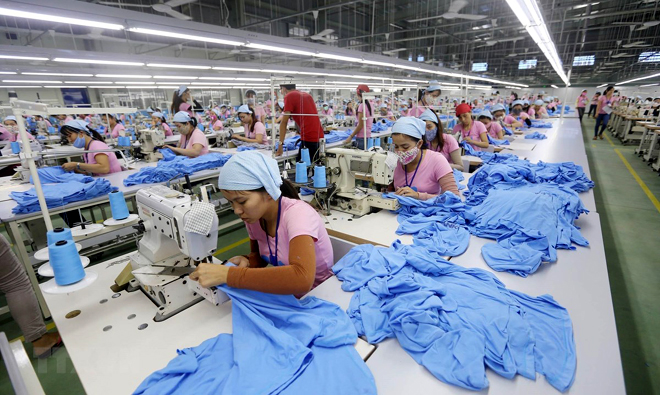 Dây chuyền sản xuất hàng may mặc xuất khẩu tại khu công nghiệp Tam Thăng (Quảng Nam).