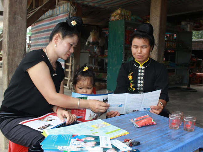 Cán bộ dân số xã Phúc Sơn (Văn Chấn) tuyên truyền chính sách dân số - kế hoạch hóa gia đình cho phụ nữ.