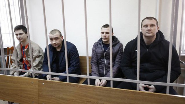 Các thủy thủ Ukraine bị Nga bắt giữ