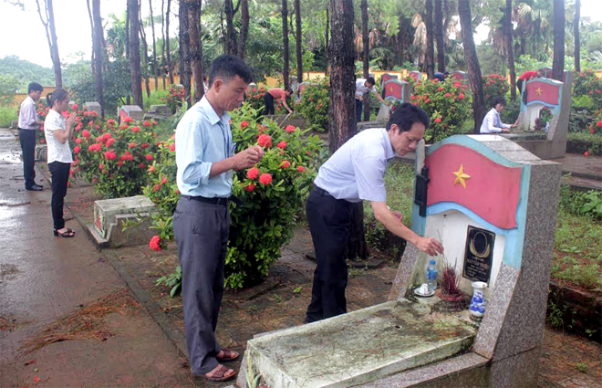 Cán bộ, nhân dân phường Nam Cường viếng Nghĩa trang Liệt sỹ nhân dịp kỷ niệm Ngày Thương binh - Liệt sỹ 27/7.