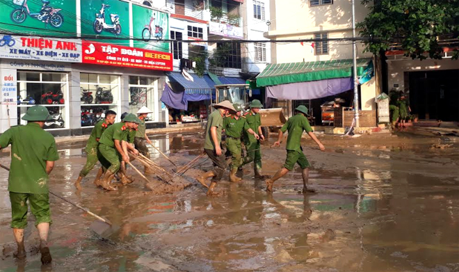 Cán bộ, chiến sỹ Công an thành phố Yên Bái giúp nhân dân phường Hồng Hà khắc phục hậu quả sau bão lũ.