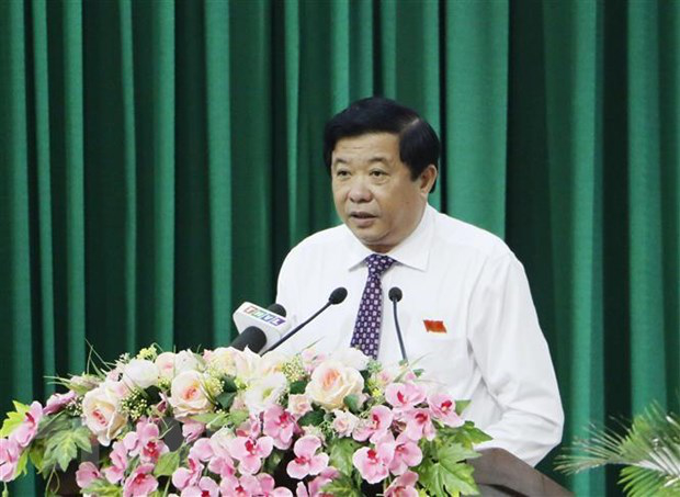Chủ tịch Hội đồng Nhân dân tỉnh Vĩnh Long Bùi Văn Nghiêm phát biểu tại kỳ họp.