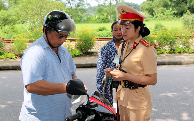 Cán bộ chiến sỹ Đội cảnh sát giao thông - trật tự, Công an huyện Trấn Yên kiểm tra các phương tiện tham gia giao thông trong đợt cao điểm tổng kiểm tra phương tiện.