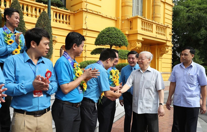 Tổng Bí thư, Chủ tịch nước Nguyễn Phú Trọng với các Chủ tịch công đoàn cơ sở tiêu biểu và cán bộ công đoàn. (Ảnh TTXVN)