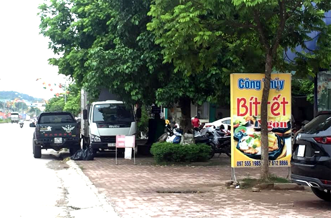 Tình trạng để xe lấn chiếm lòng, lề đường diễn ra thường xuyên tại ngã tư giao cắt giữa đường Nguyễn Tất Thành và đường Nguyễn Đức Cảnh.