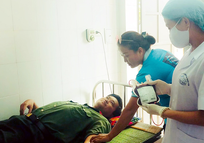 Thượng úy Lã Trung Kiên kịp thời hiến máu cứu bệnh nhân Hà Văn Cọ