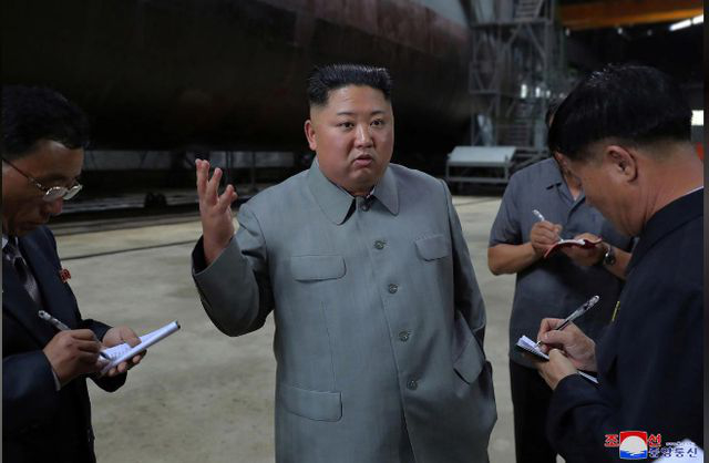 Nhà lãnh đạo Triều Tiên trong chuyến thị sát tàu ngầm mới