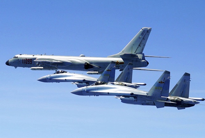 Hai chiếc Su-35 và một máy bay ném bom H-6K của Trung Quốc bay gần Đài Loan