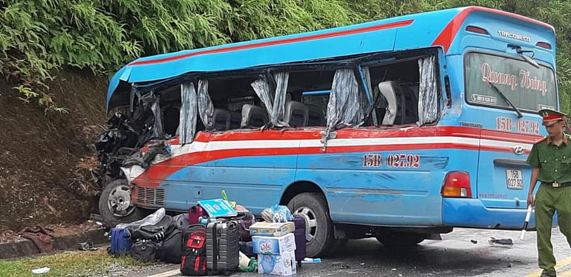 Hiện trường vụ xe khách chở 22 cán bộ Cung Văn hóa thiếu nhi Hải Phòng đi hướng Tuyên Quang - Hà Giang bị 1 xe container lấn làn đâm phải khiến 2 cô giáo thiệt mạng.