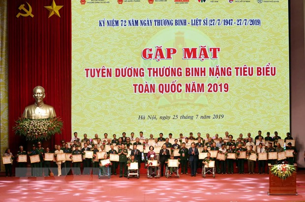 Thủ tướng Nguyễn Xuân Phúc tặng quà cho các đại biểu thương binh nặng được tuyên dương.