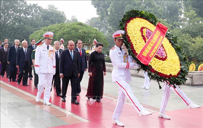 Lãnh đạo Đảng, Nhà nước đặt vòng hoa, tưởng niệm các anh hùng liệt sĩ.