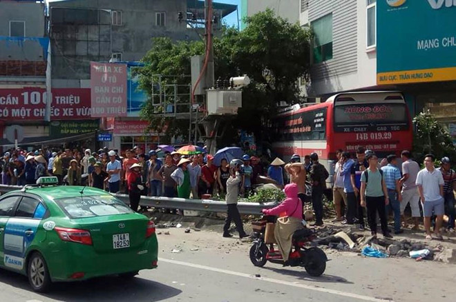 Chiếc xe khách lao thẳng vào tòa nhà sau tai nạn. Ảnh: Giao thông Quảng Ninh.