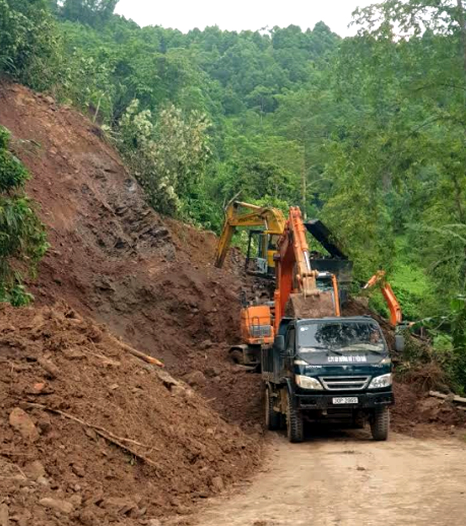 Công ty cổ phần Xây dựng đường bộ I huy động máy móc hót gạt khắc phục sự cố sạt lở ta luy dương trên quốc lộ 32.