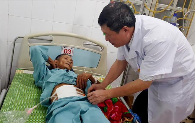 Ông Hoàng Văn Hải - Giám đốc Trung tâm Y tế huyện Văn Chấn thăm khám cho bệnh nhân sau phẫu thuật.