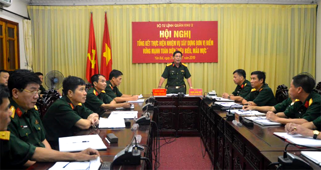 Đại tá Trịnh Xuân Hải - Phó Chỉ huy trưởng, Tham mưu trưởng Bộ CHQS tỉnh tham luận tại điểm cầu Yên Bái.